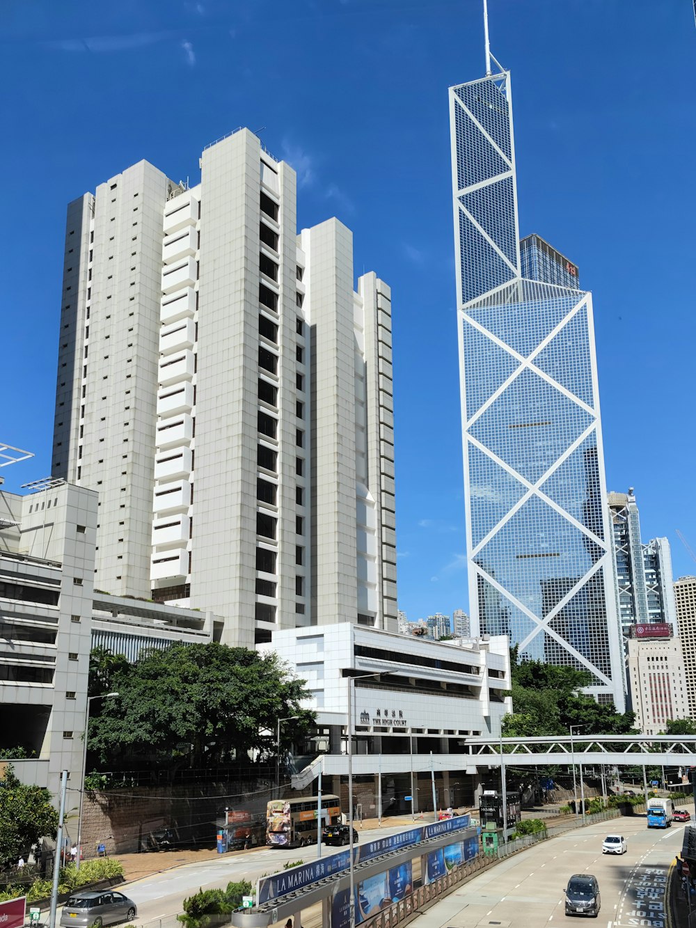 Edificio de gran altura blanco y azul