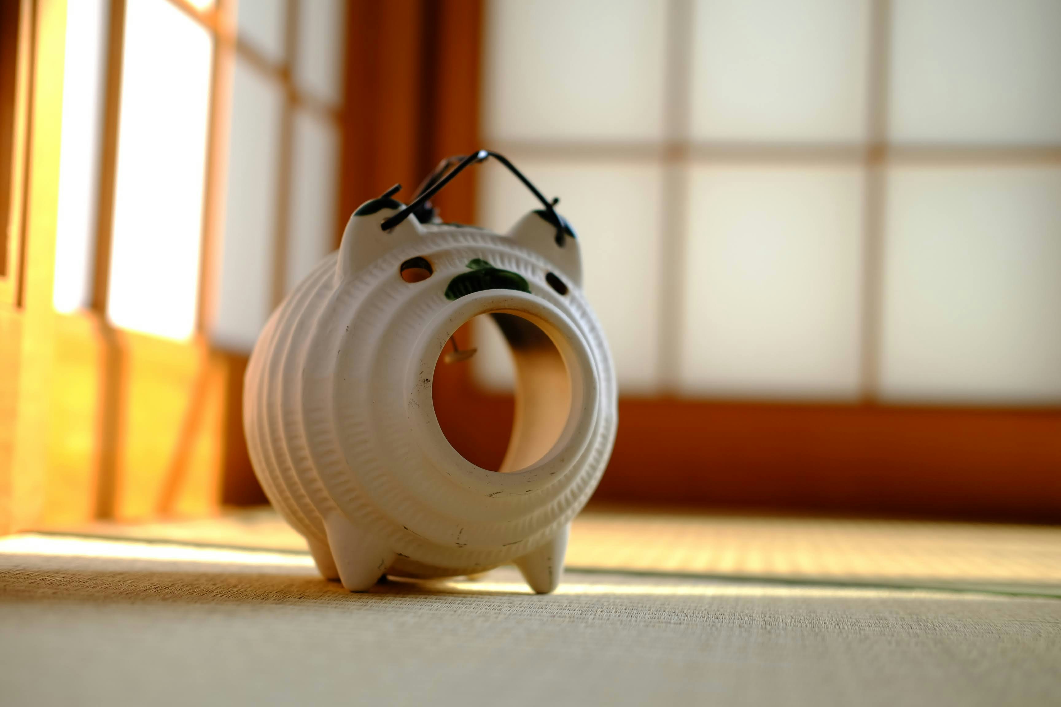 茶色の木製のテーブルに白いセラミックフクロウの置物