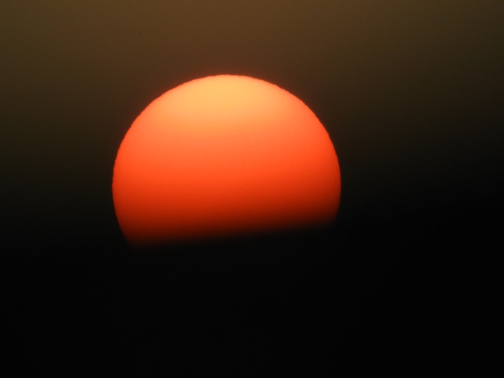 boule orange sur fond noir