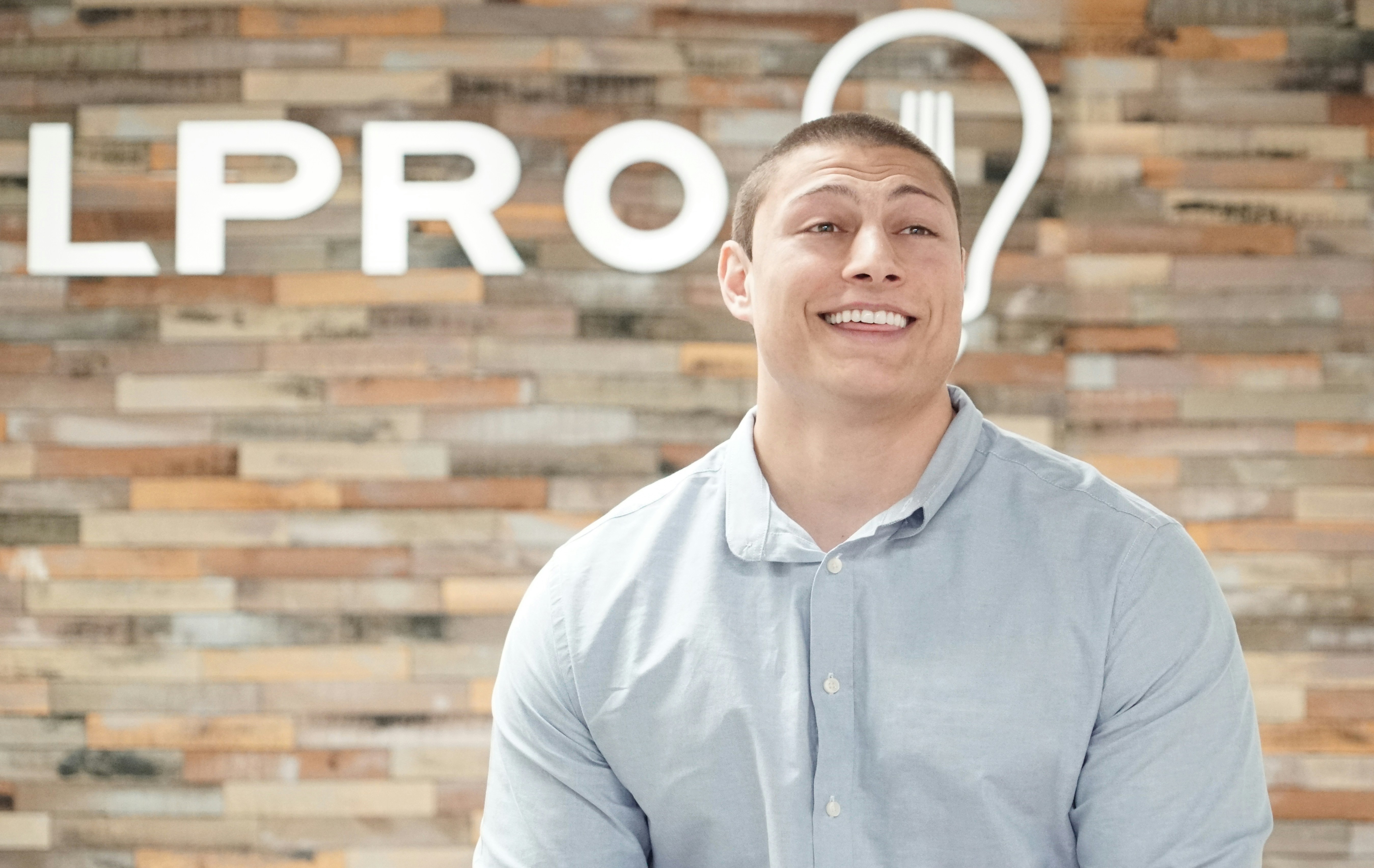 Sauerne Varga Júlia, coach, magabiztosan néz a kamerába.