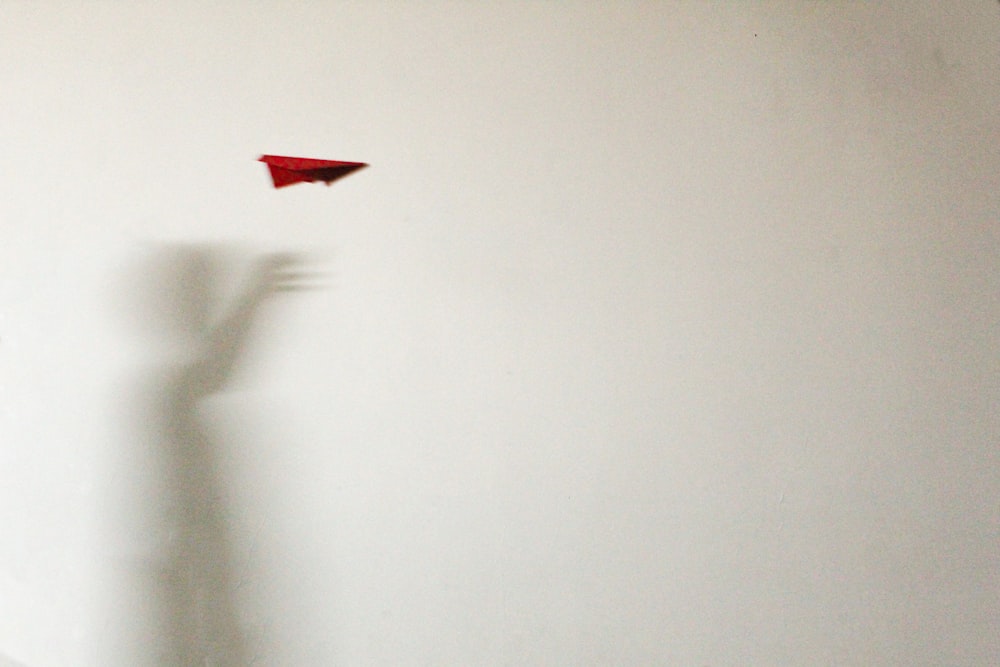 白い壁に赤い風船