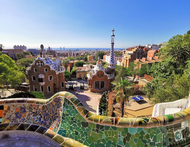 Foto del Parc Guell di giorno con Barcellona sullo sfondo