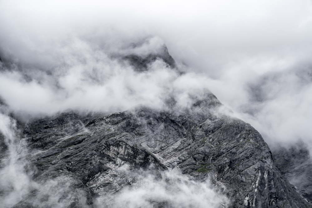 白い雲の下の灰色と黒の山