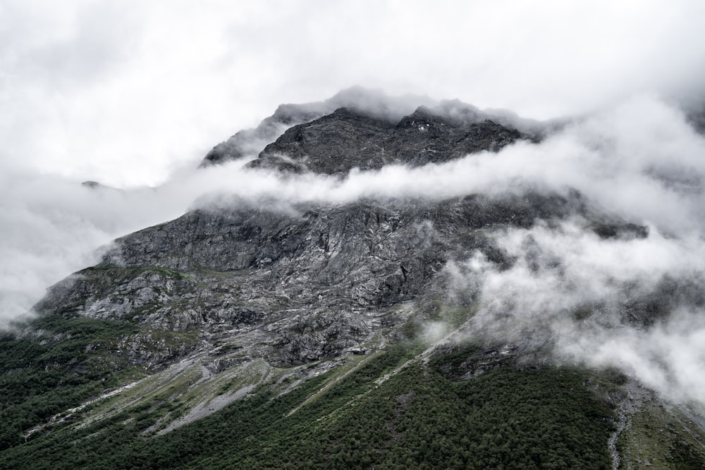 Montagna verde e bianca sotto nuvole bianche durante il giorno