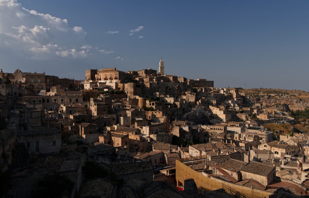 edifici in cemento marrone sotto il cielo blu durante il giorno