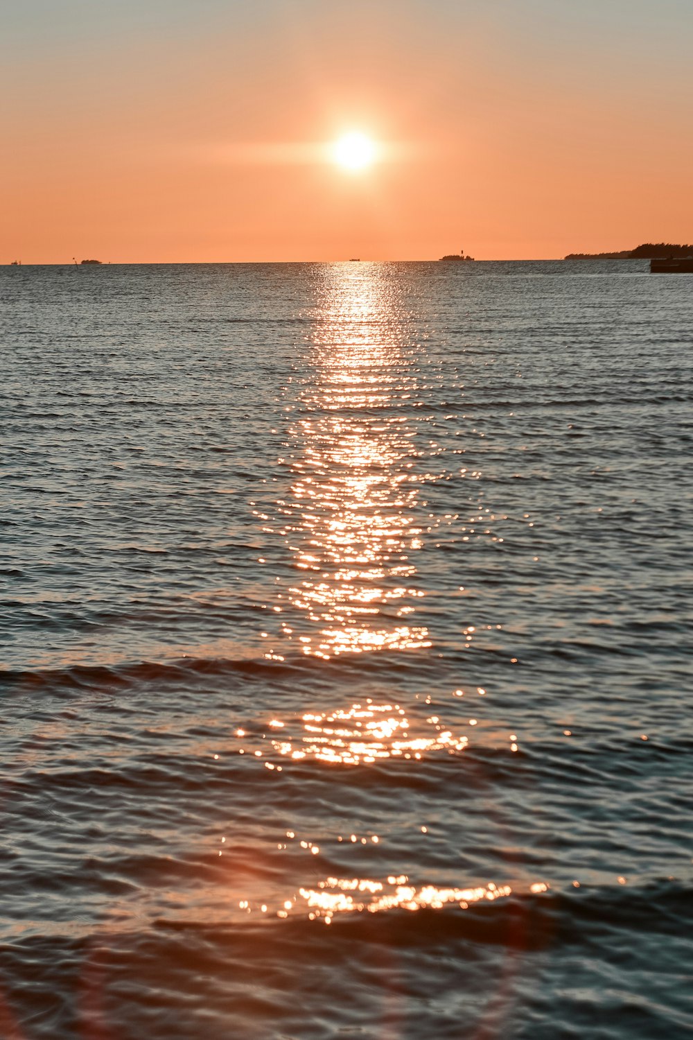 specchio d'acqua durante il tramonto