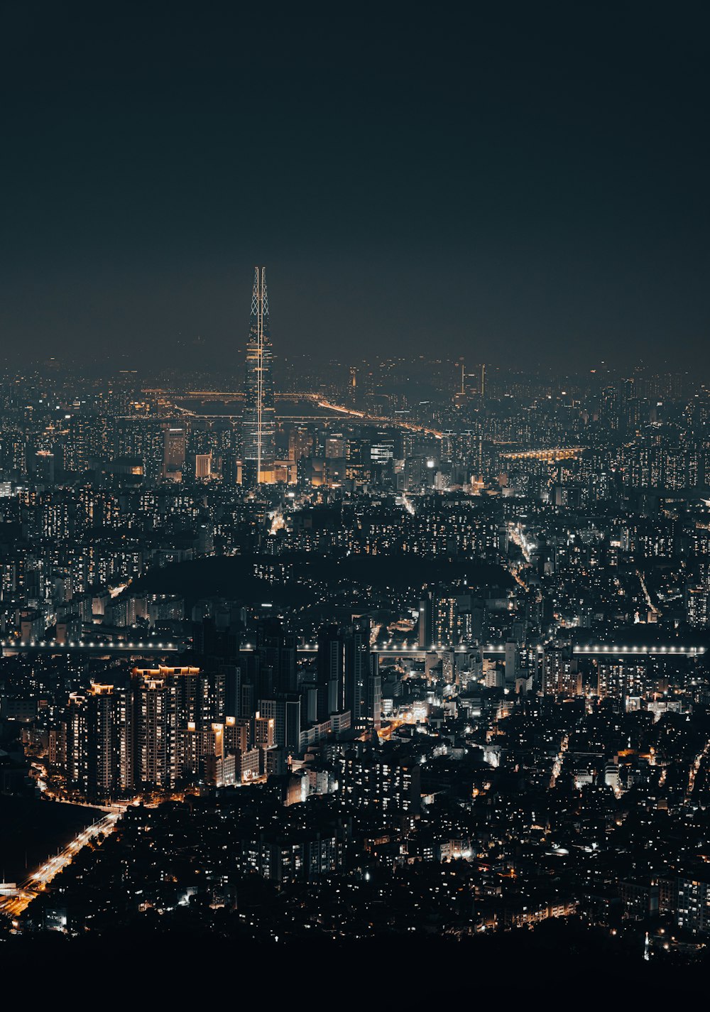 Skyline der Stadt bei Nacht