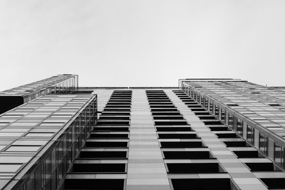 Foto in scala di grigi di un grattacielo