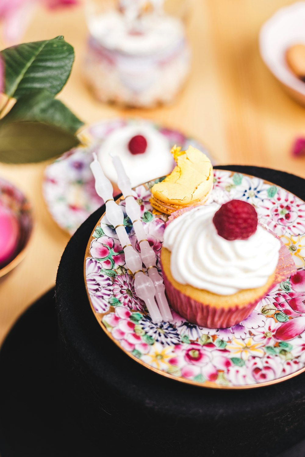 cupcake bianco e rosa su piatto di ceramica nera