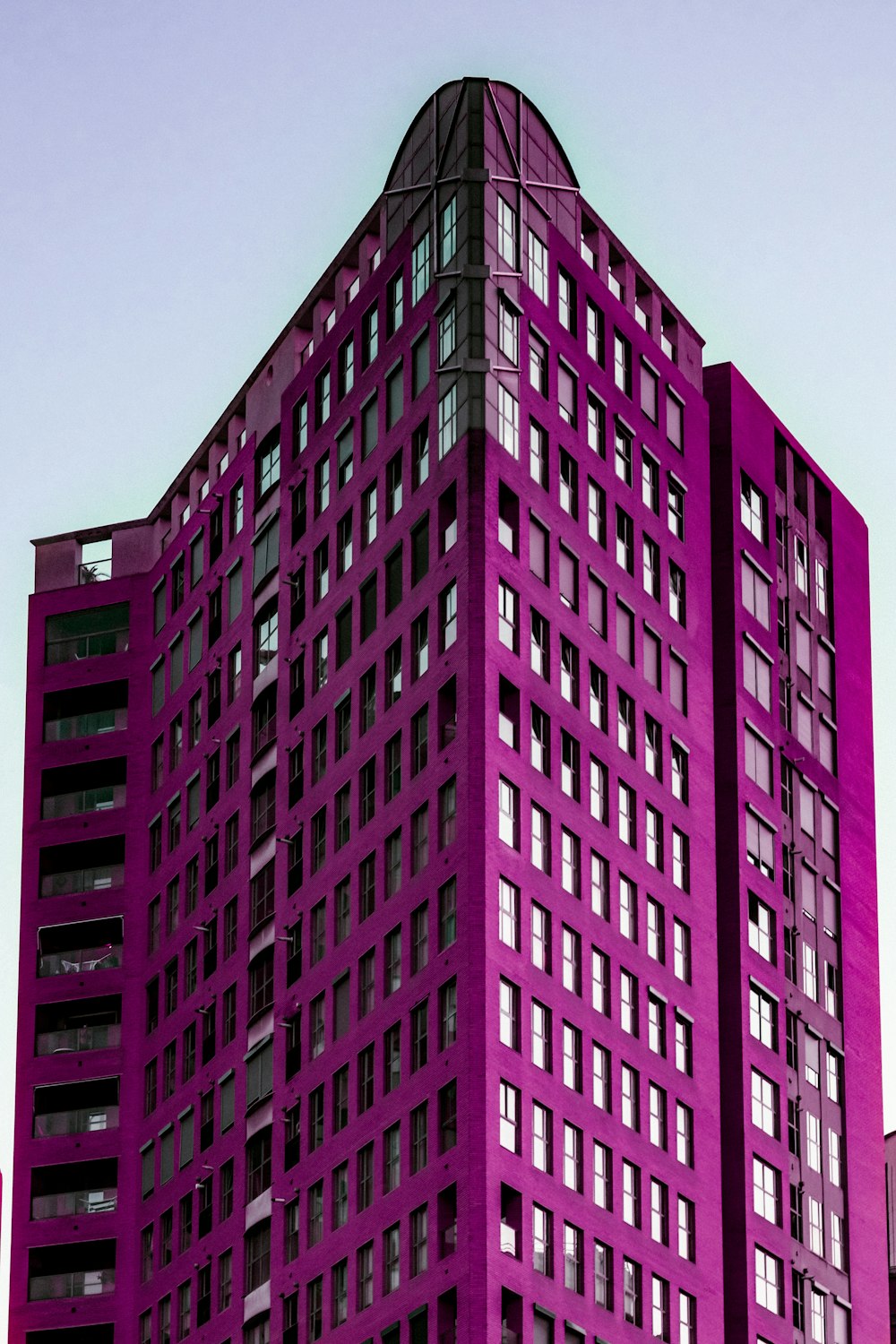 Edificio de hormigón rosa y blanco