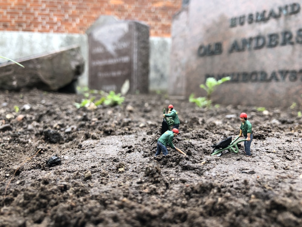 2 hombres con figuras de acción de traje verde y azul