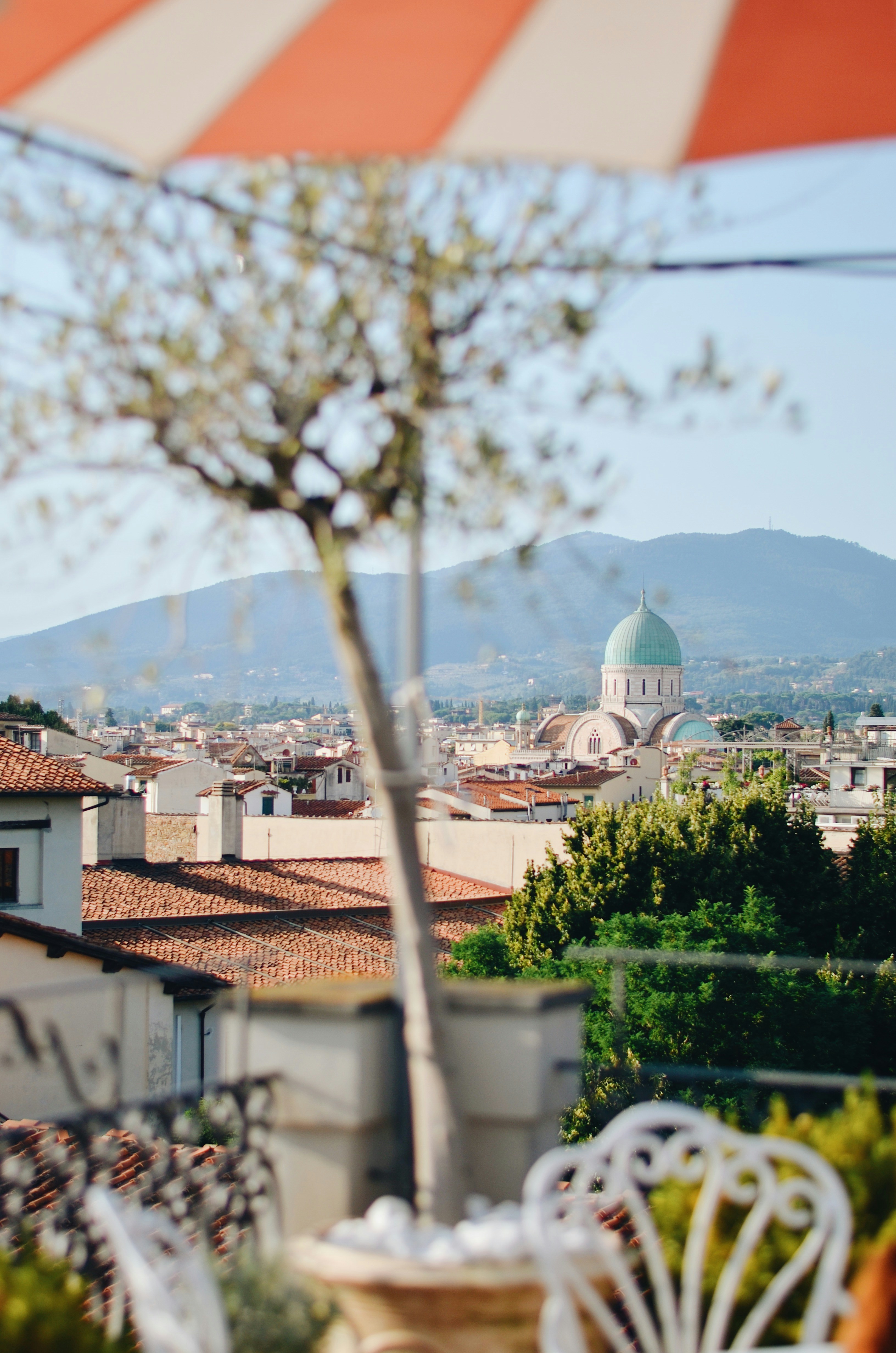 Weißer und brauner Betonbau unter weißen Wolken tagsüber
