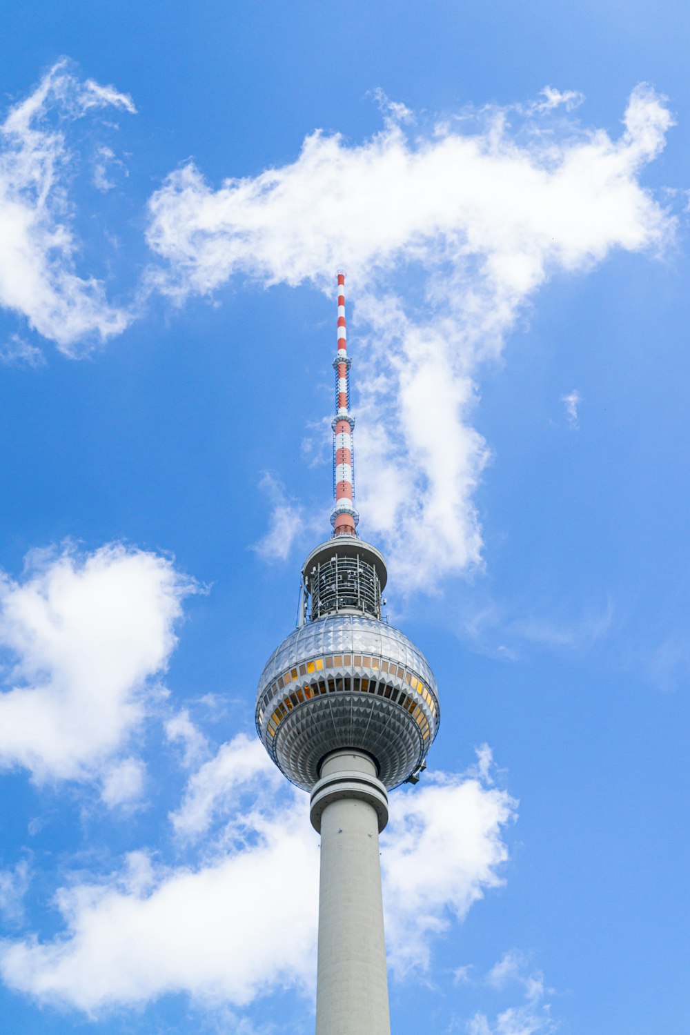 Torre blanca y negra bajo el cielo azul