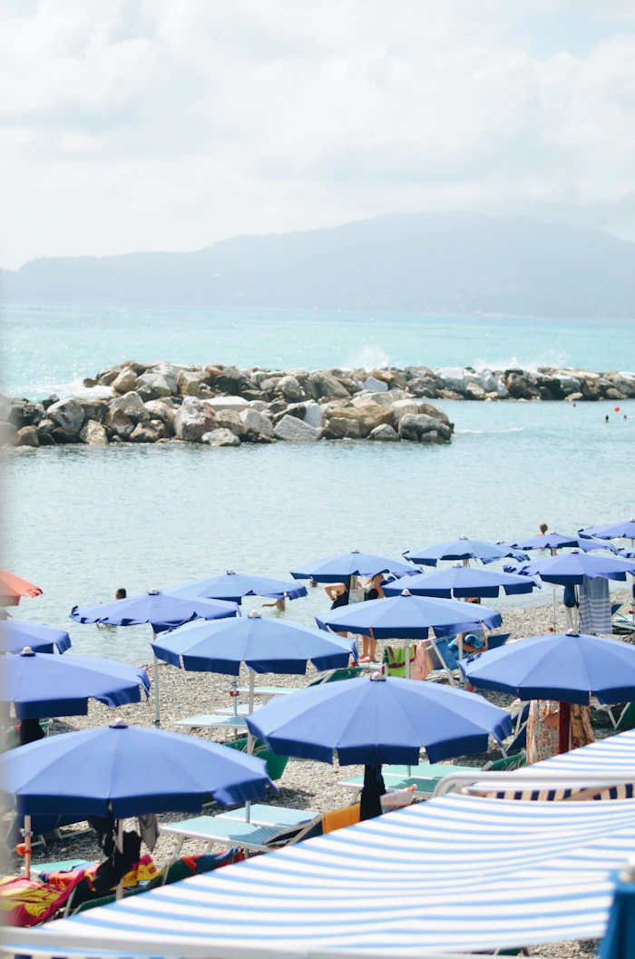 Ombrellone blu su una spiaggia sabbiosa