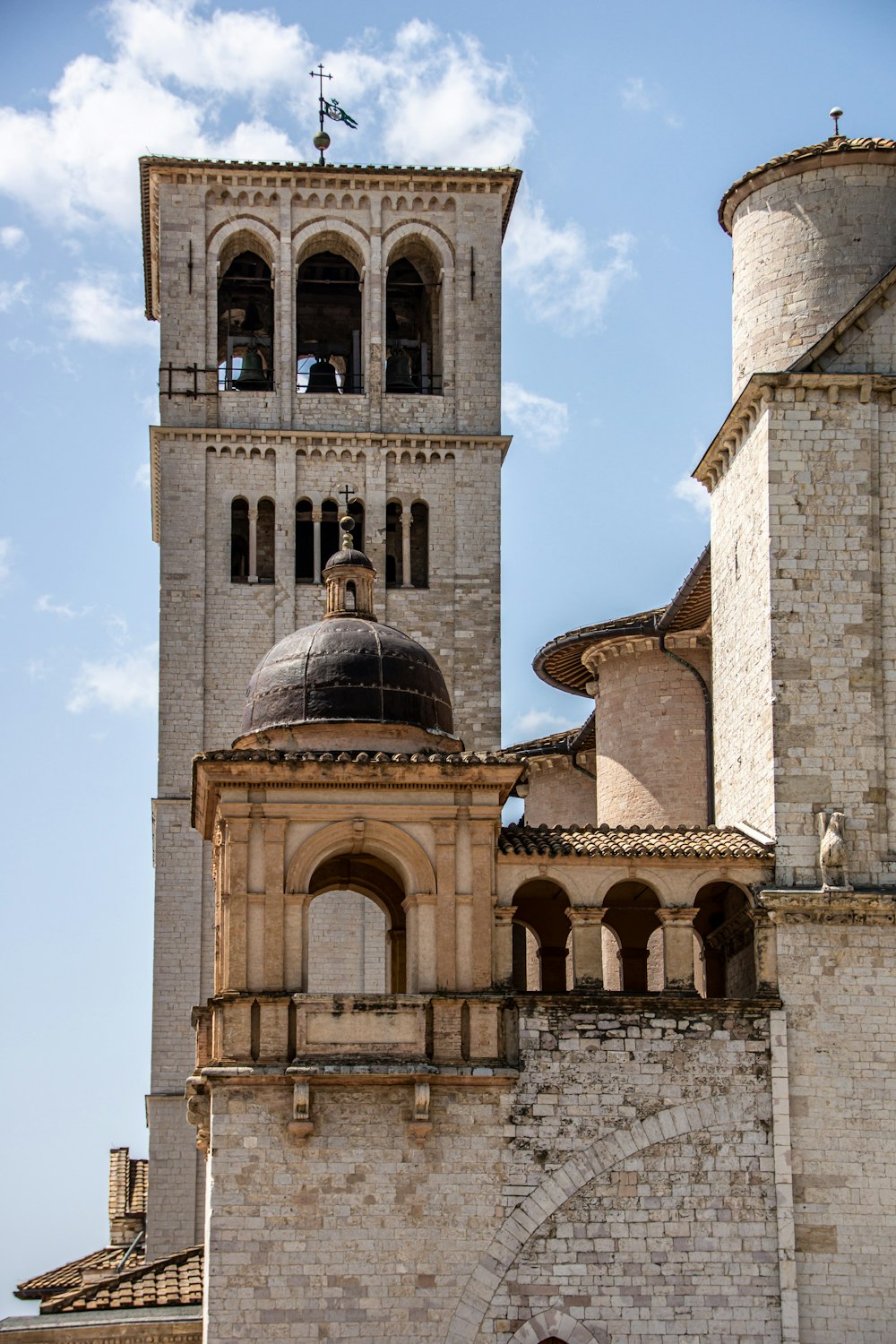 Chiesa in cemento marrone sotto il cielo blu durante il giorno