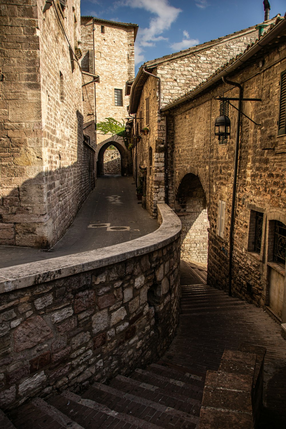 edificio in mattoni marroni con acqua