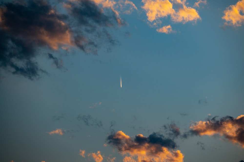 blauer Himmel mit weißen Wolken tagsüber