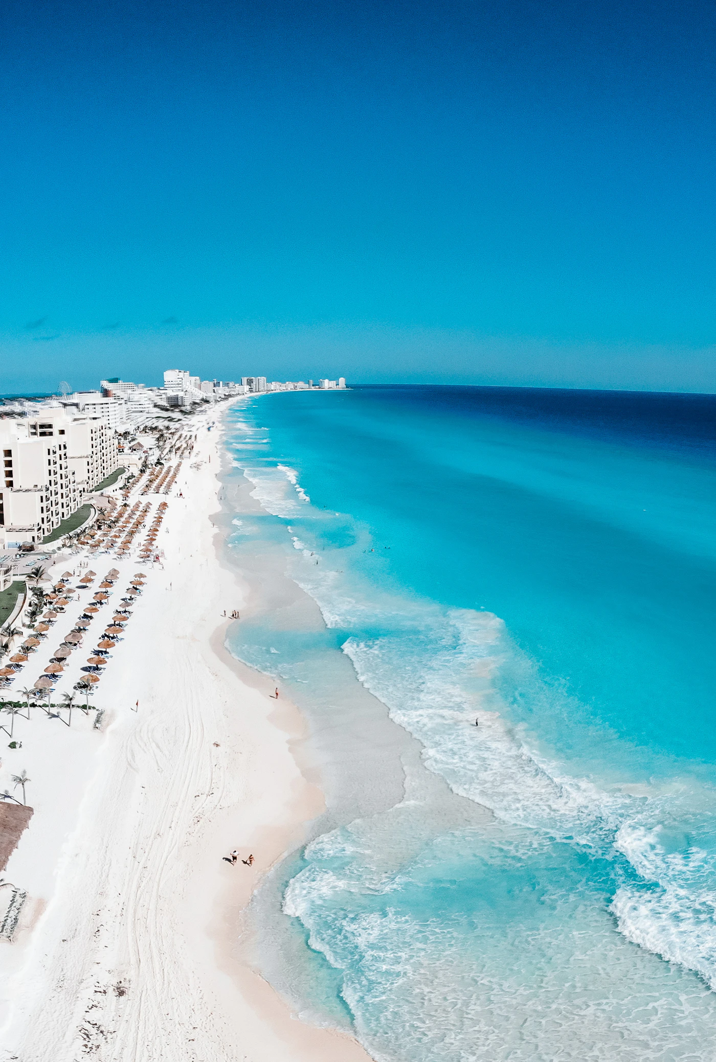 Vista aérea de Cancún con el mar al fondo