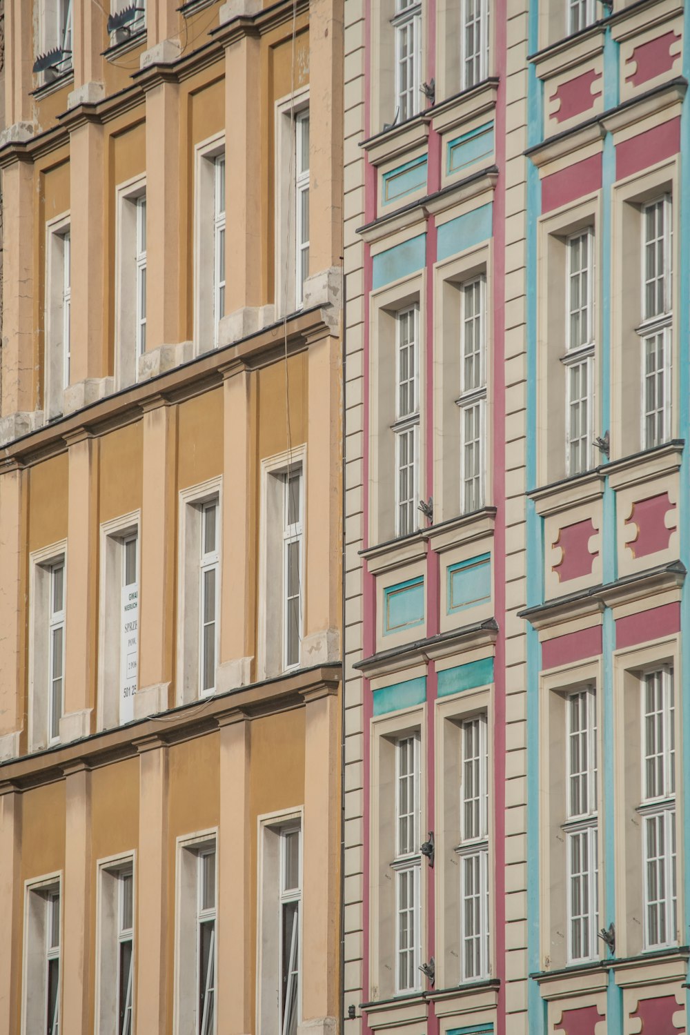 갈색과 흰색 콘크리트 건물