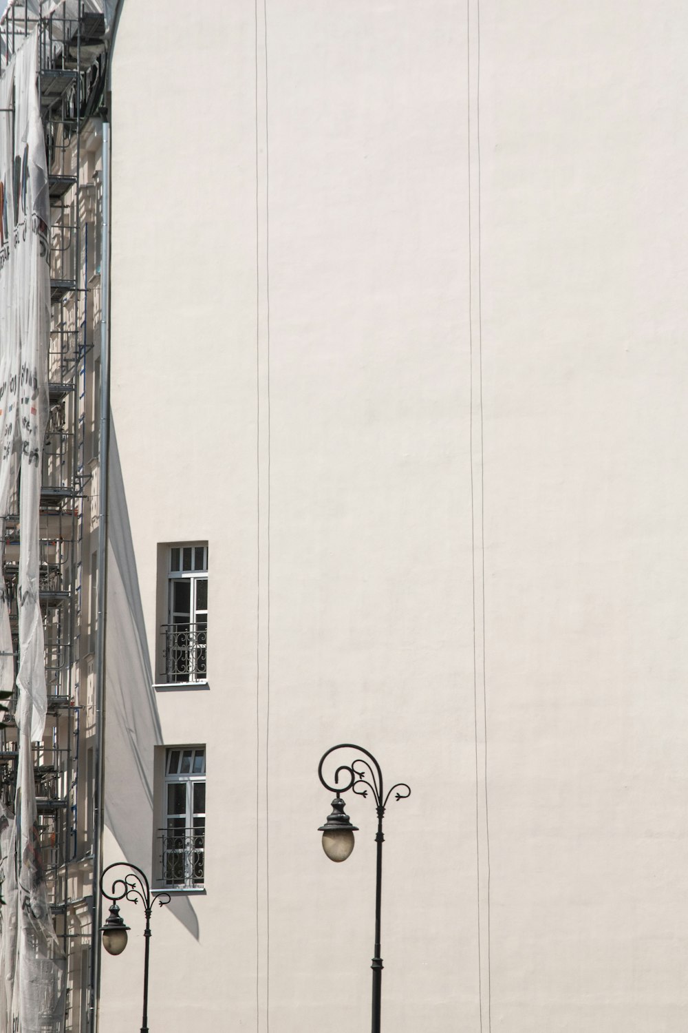 black street light near white concrete building during daytime