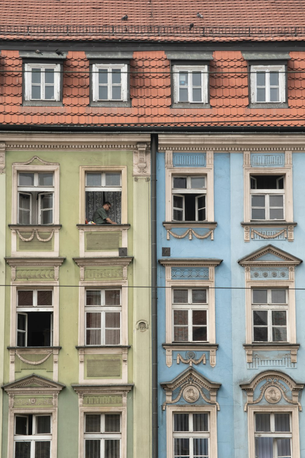 파란색 창문이 있는 갈색 콘크리트 건물