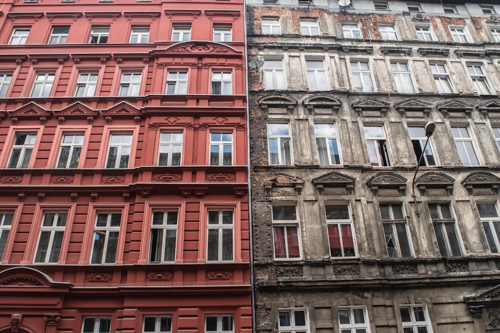 赤と茶色のコンクリートの建物