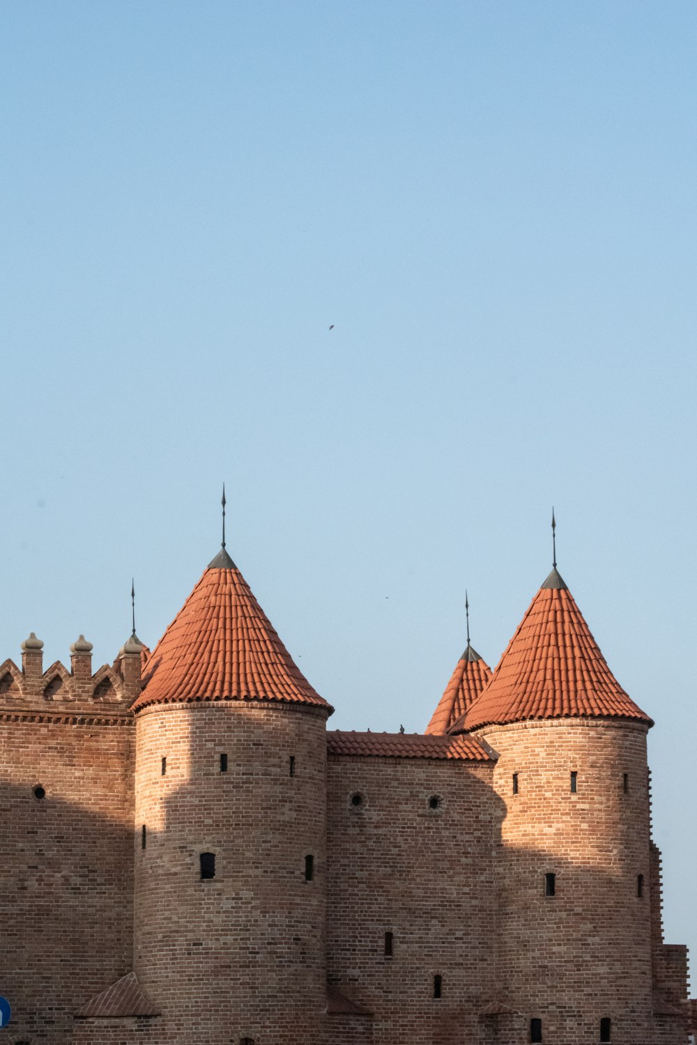 bâtiment en béton brun sous le ciel blanc pendant la journée