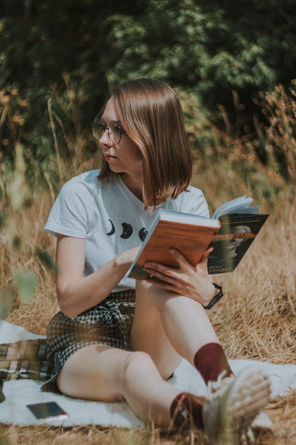 白いTシャツの女性が本を読む