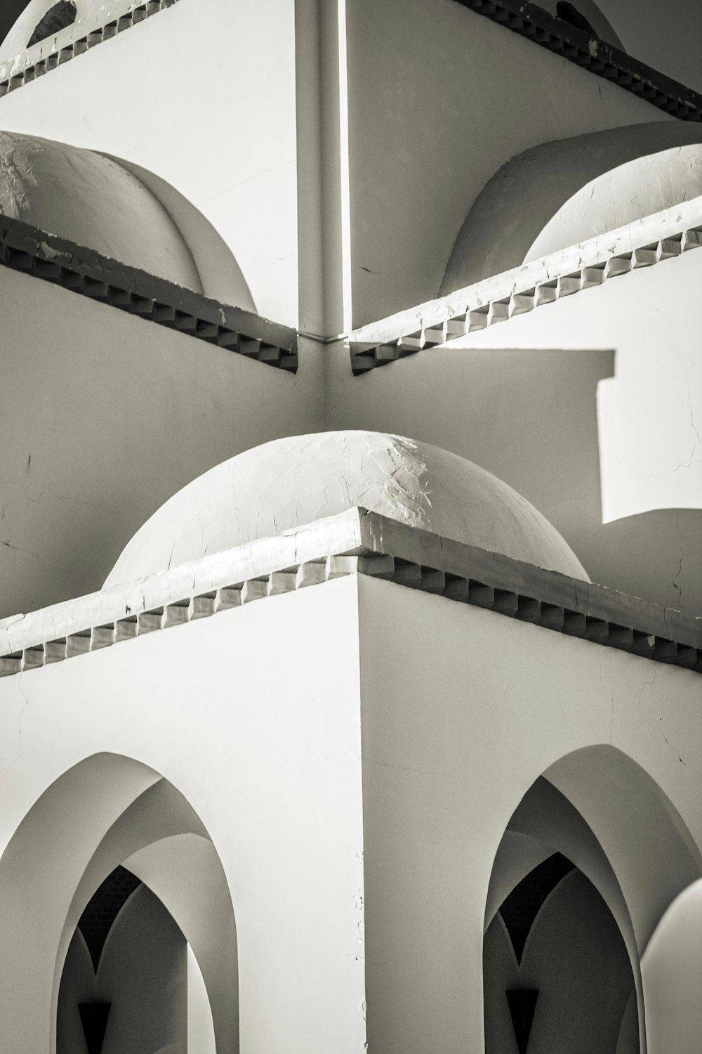 Fotografía de ángulo bajo de un edificio de hormigón beige