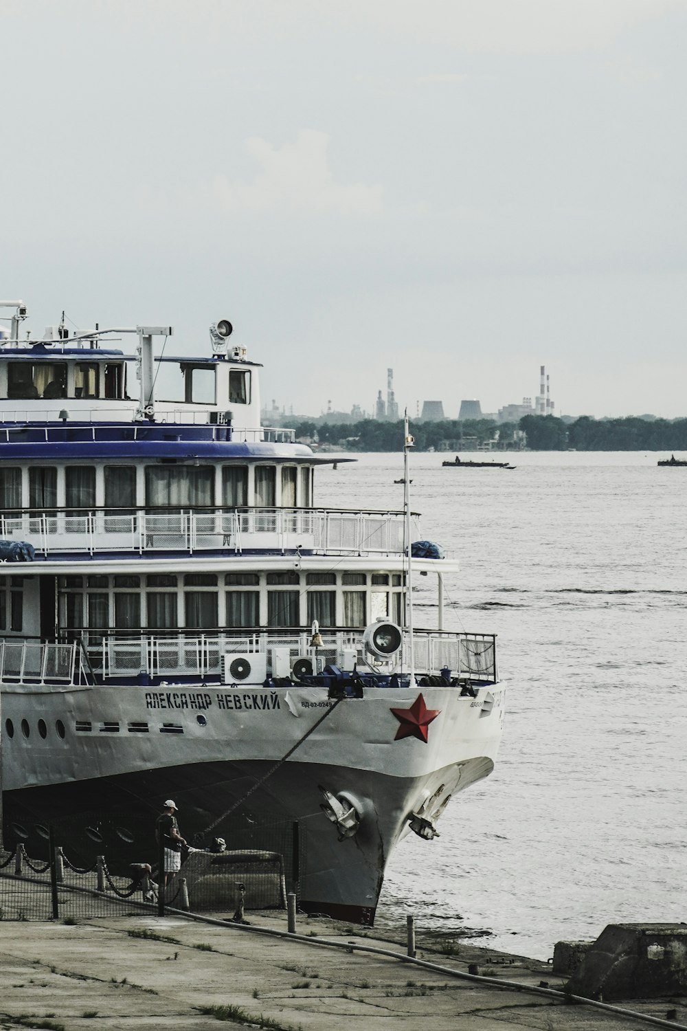 weißes und schwarzes Schiff tagsüber auf See