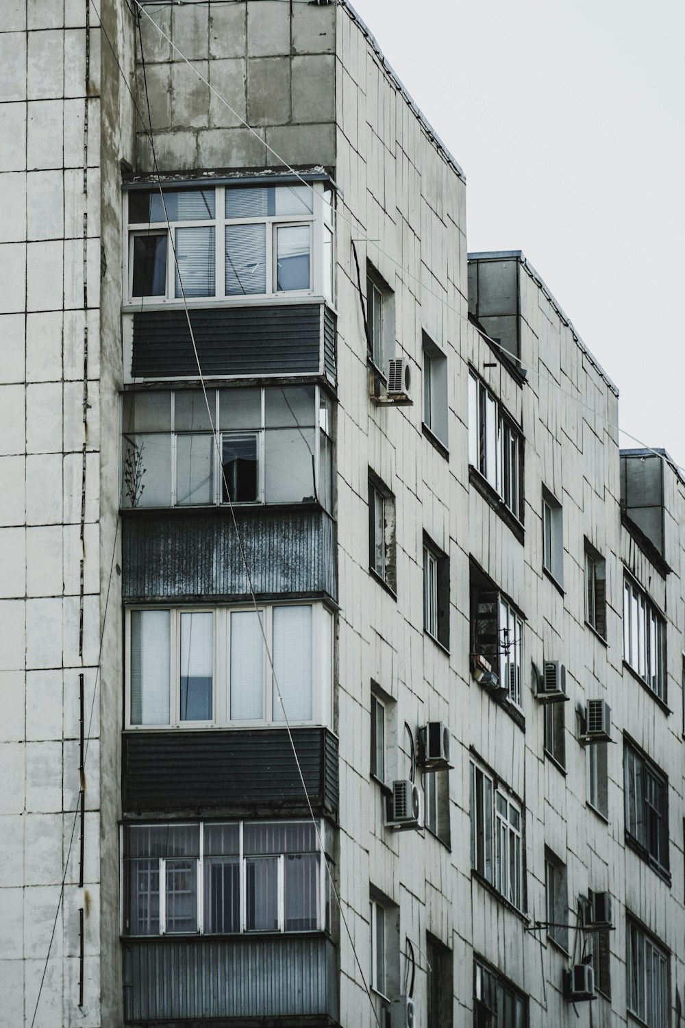 Edificio de hormigón blanco con ventana azul