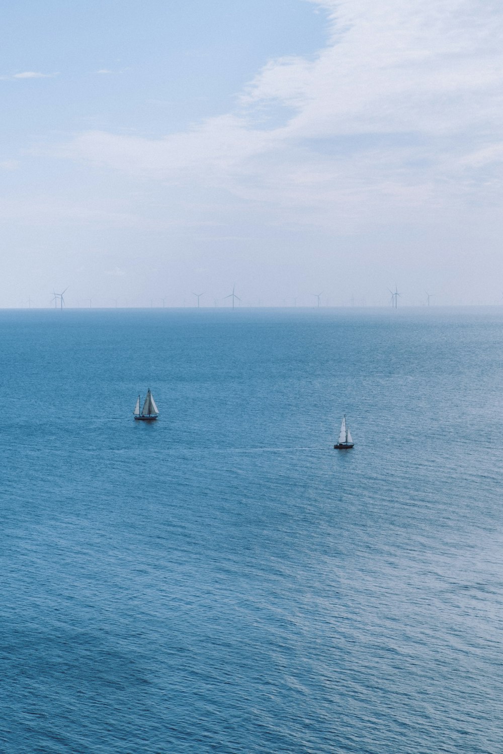 Voilier blanc sur la mer pendant la journée