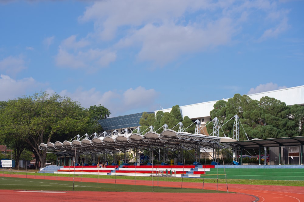 estádio branco e verde sob o céu azul durante o dia
