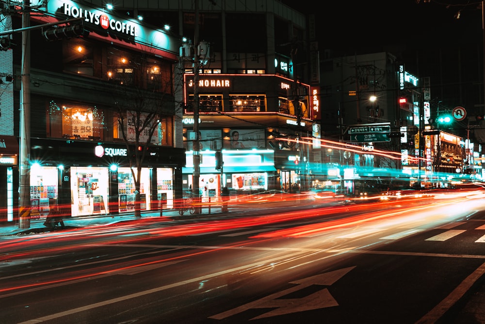 Fotografia time lapse della strada della città durante la notte
