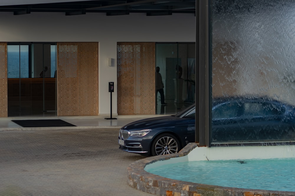 Voiture noire garée près d’un bâtiment brun