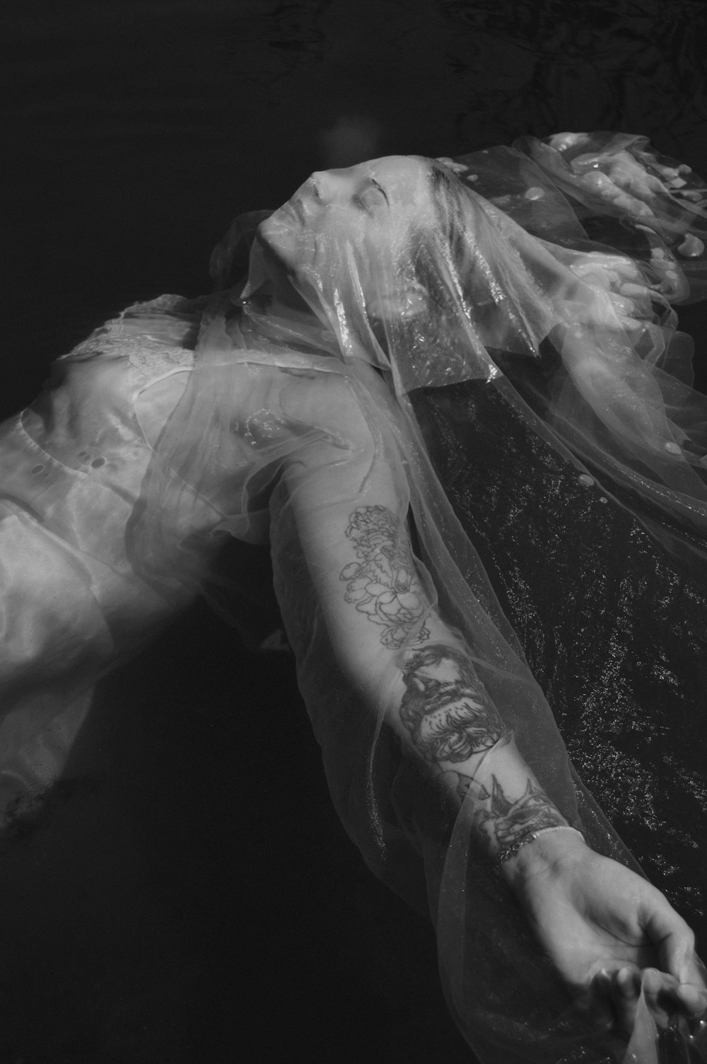 Graustufenfoto einer Frau im weißen Kleid