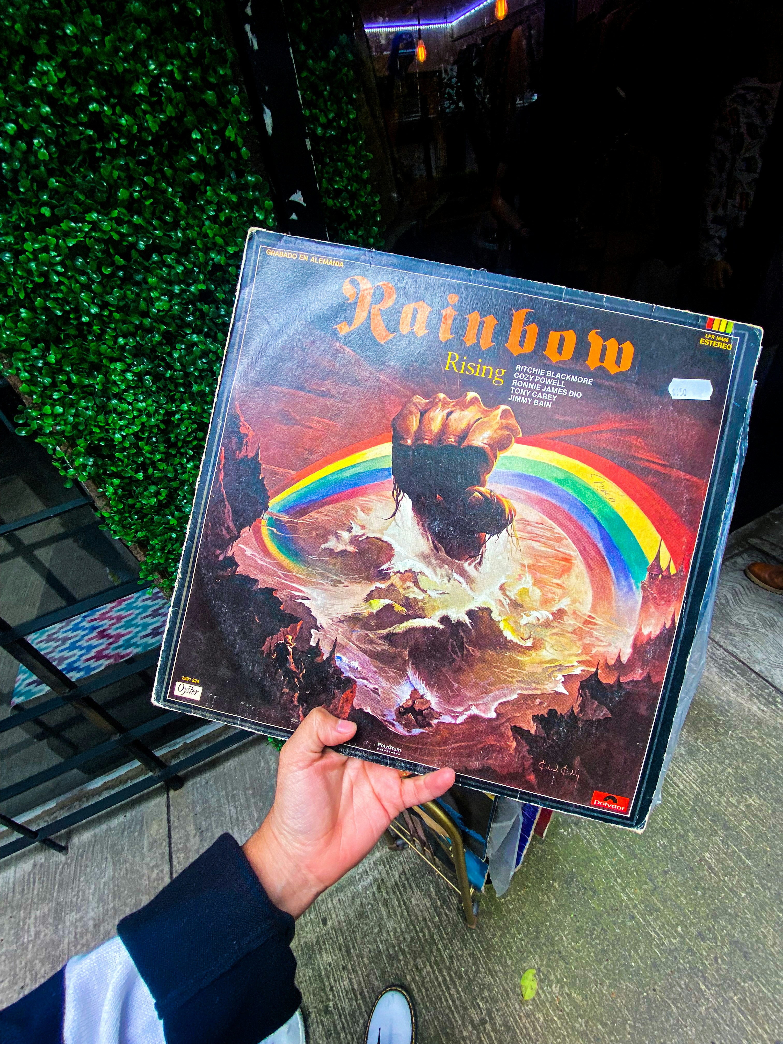 Person mit einer blau-braun beschrifteten DVD