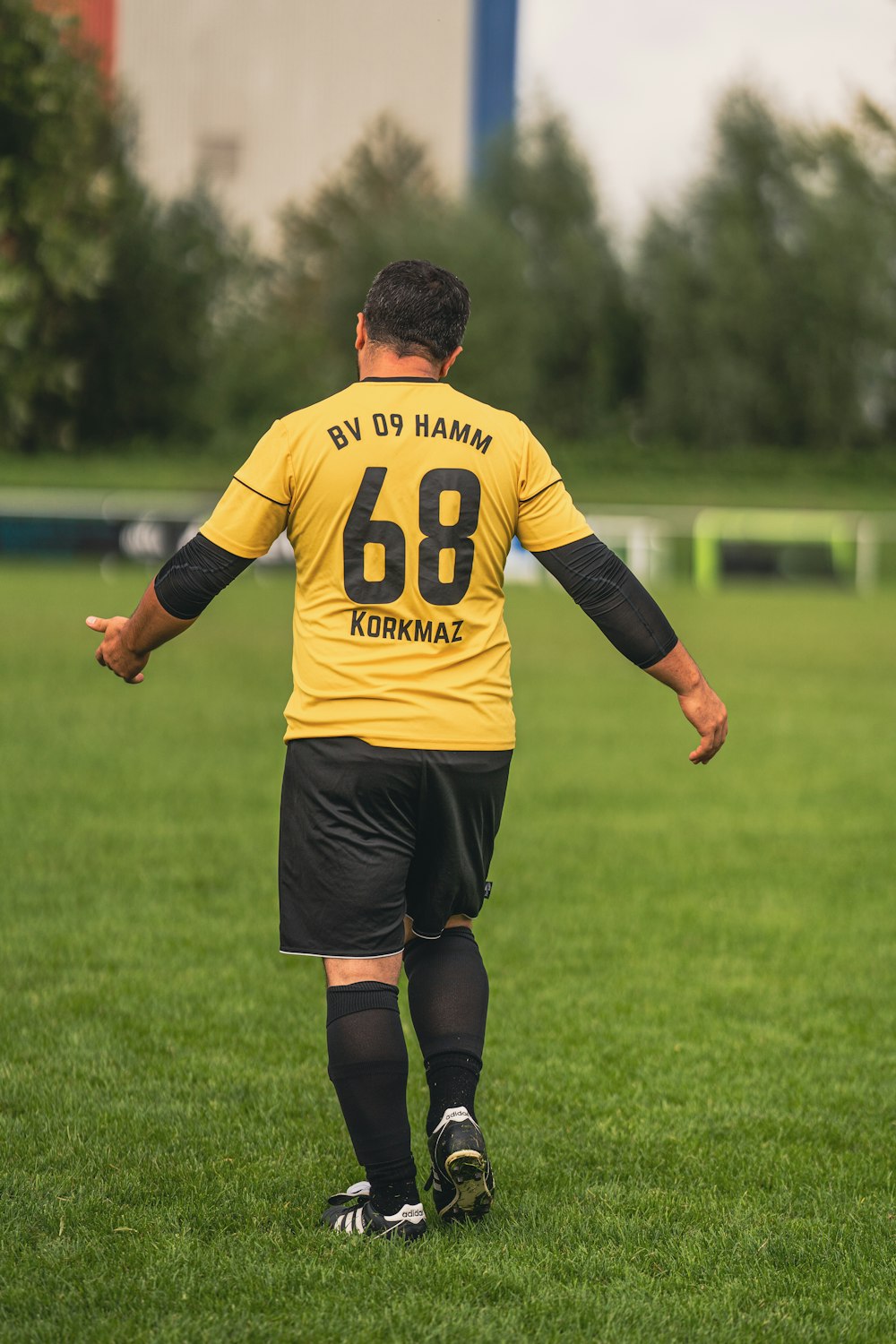 Foto de hombre con camiseta amarilla y negra de fútbol nike corriendo en un  campo de hierba verde durante el día – Imagen gratuita Persona en Unsplash