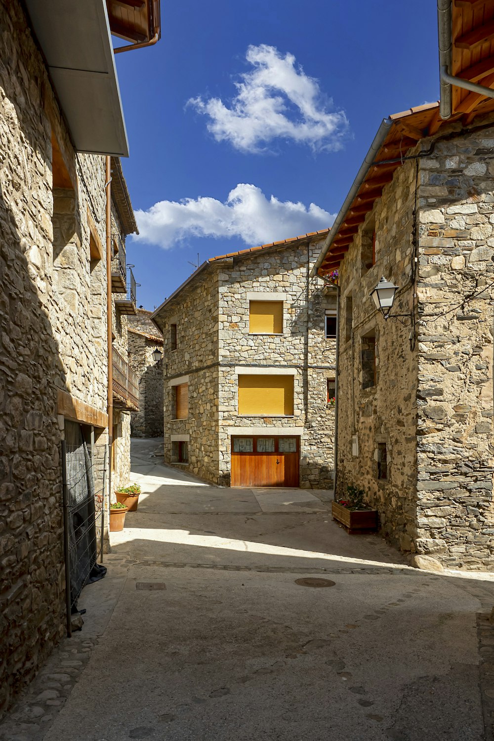 Bâtiment en brique brune près de la route pendant la journée