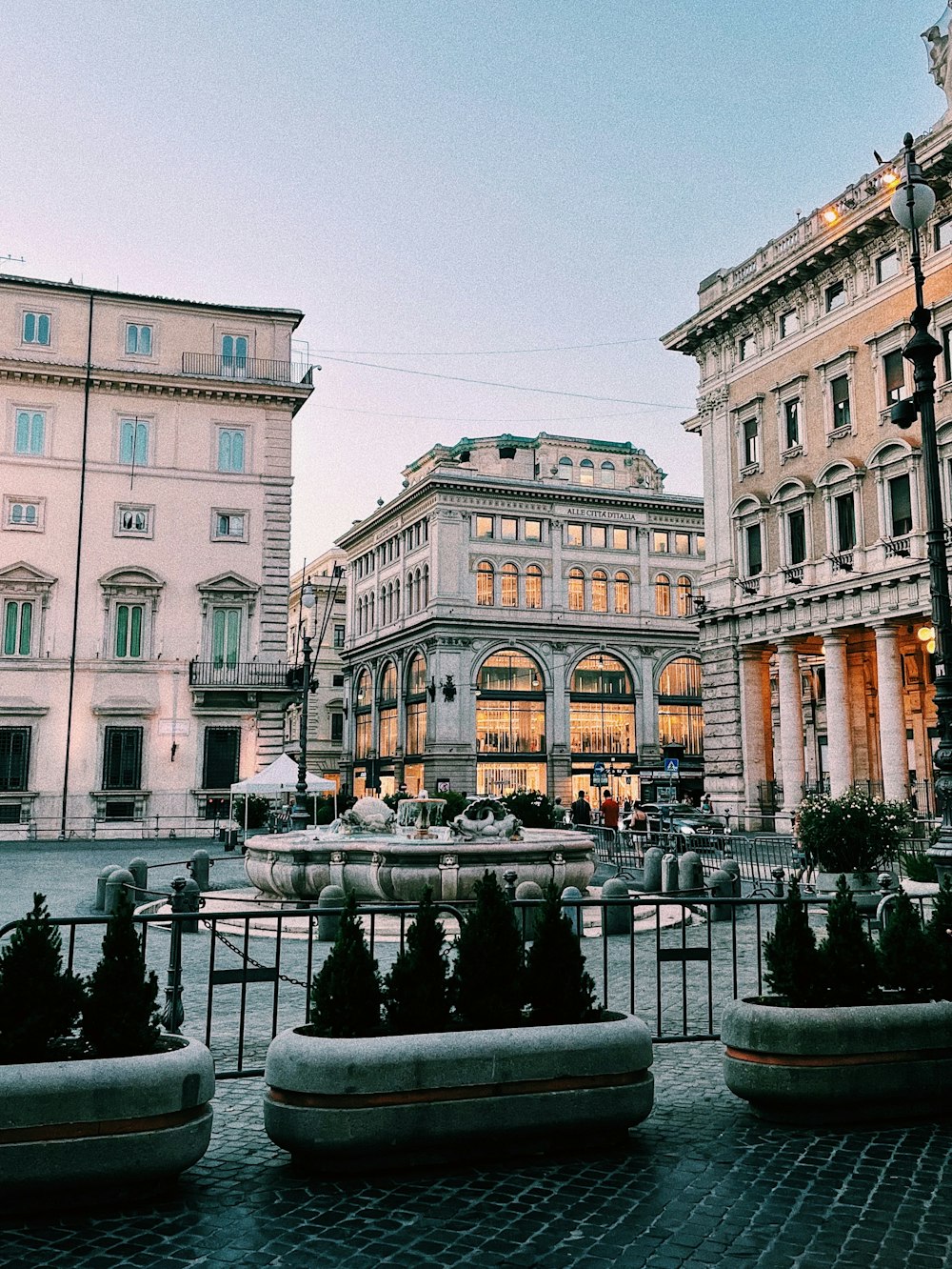 fontana di fronte all'edificio in cemento beige