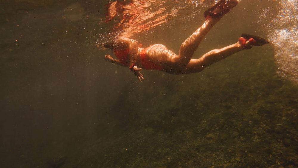 Frau im blauen Bikini beim Schwimmen im Wasser