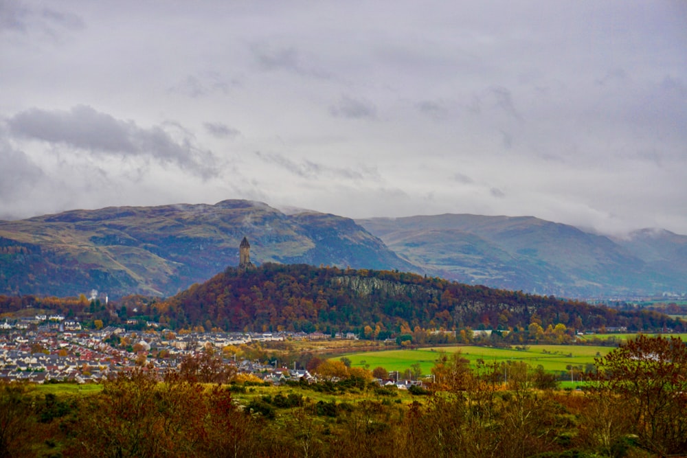 grüne und braune Berge unter weißen Wolken tagsüber