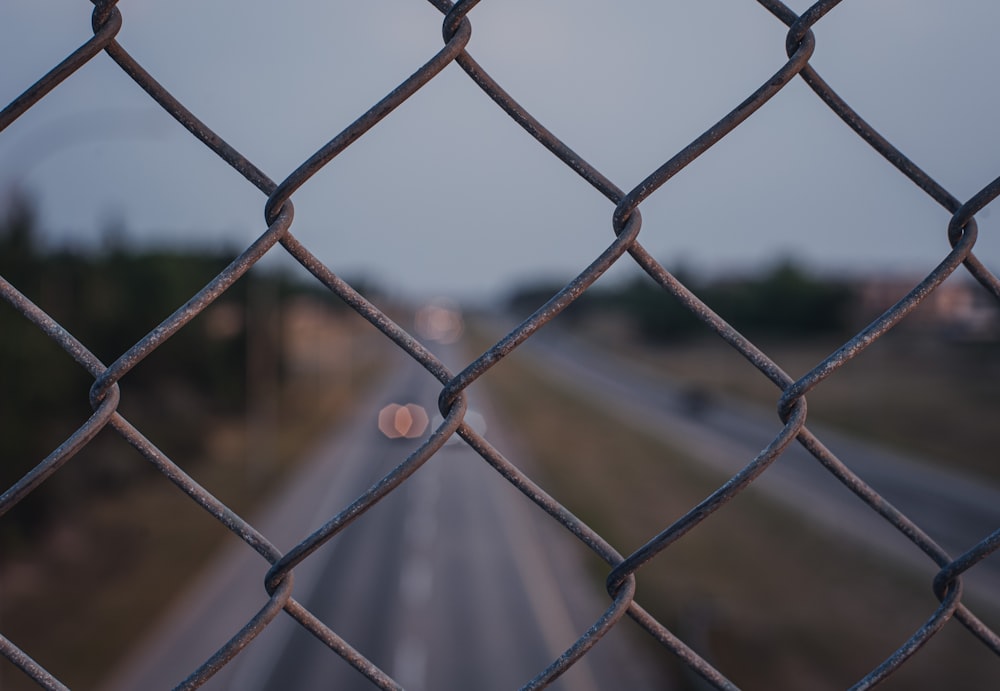 recinzione metallica grigia con recinzione a maglie di catena