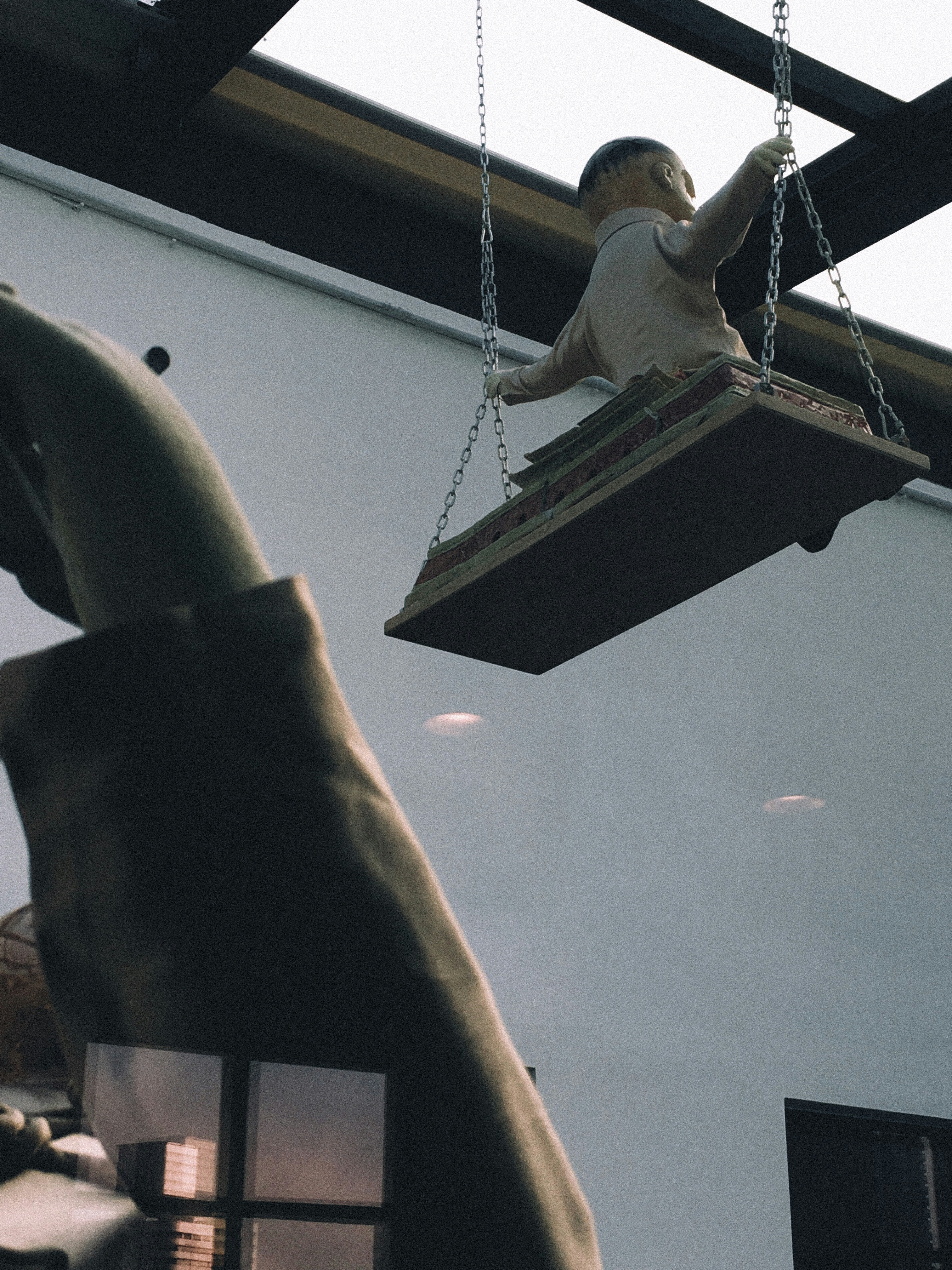 翻阅老照片想起了一个我的老友,他想和我一起去“扫街”和“摄影”,便心血来潮的购买了一台相机,很荣幸他的第一卷胶卷是我帮他装的,然后我们2个人拿着2台相机、笔记本以及一台Sony D50踏上了寻找灵感的路.那段时候“扫街摄工”一切都在摸索,其实也是未知,只能等待...
    一天很快结束了,“我问他感觉如何?”
    他说:“内心深处有一种恐惧,恐惧来源于36张拍完后,结果都是白卷,也不知道拍的怎么样!”
    我说道:“这种无名的恐惧来源于你的快节奏生活!你要提起提起勇气,去面对一切你抓拍的瞬间,我们的”一瞬间“绝不会是最完整的灵感,你要学会让胶卷去等候,等候到下一个十卷拍完,(至今我还保留着,十卷一洗的习惯)这样你才有时间去回味你的灵感(文字、声音和瞬间)
    “可是所有的故事,只能有一个瞬间啊!我怎么知道这是最好的瞬间呢?”
    “既然你有心去完善自己的灵感,又何必追求瞬间的完美!即使不完美,如果你对每一次快门都有思想,又能花时间去等待,那沉淀下来的绝不会是遗憾........
    其实:“面对质疑”、“面对痛苦”、“面对传统”等待都是最好的方式,唯有心沉静下来,才有可能把所作沉淀下来,好多年后,我依旧做着“扫街摄工”