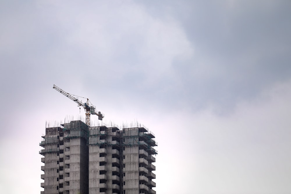 Edificio de hormigón marrón durante el día