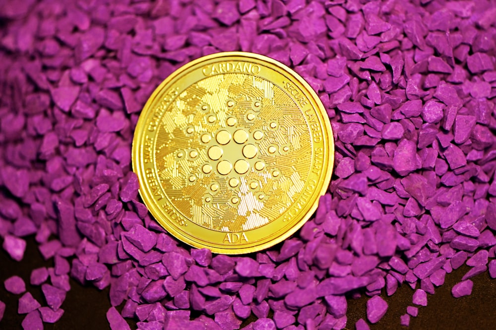 Goldrundmünze auf rotem Textil
