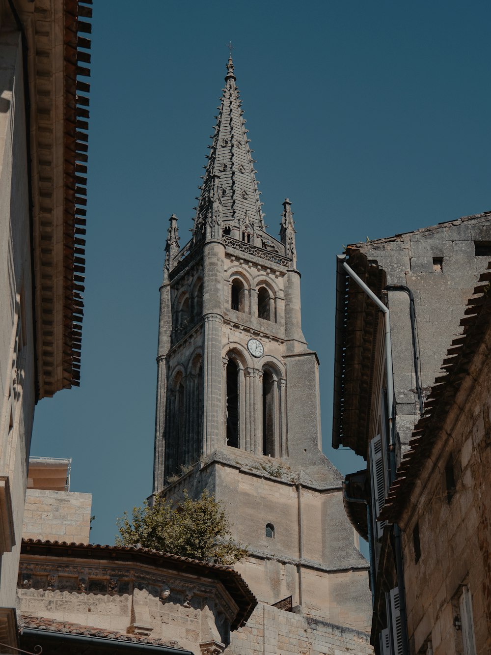 Bâtiment en béton brun sous le ciel bleu pendant la journée