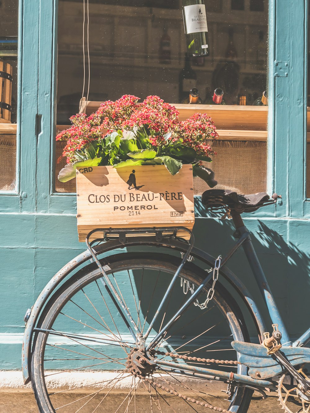 bicicletta nera con fiori sul finestrino