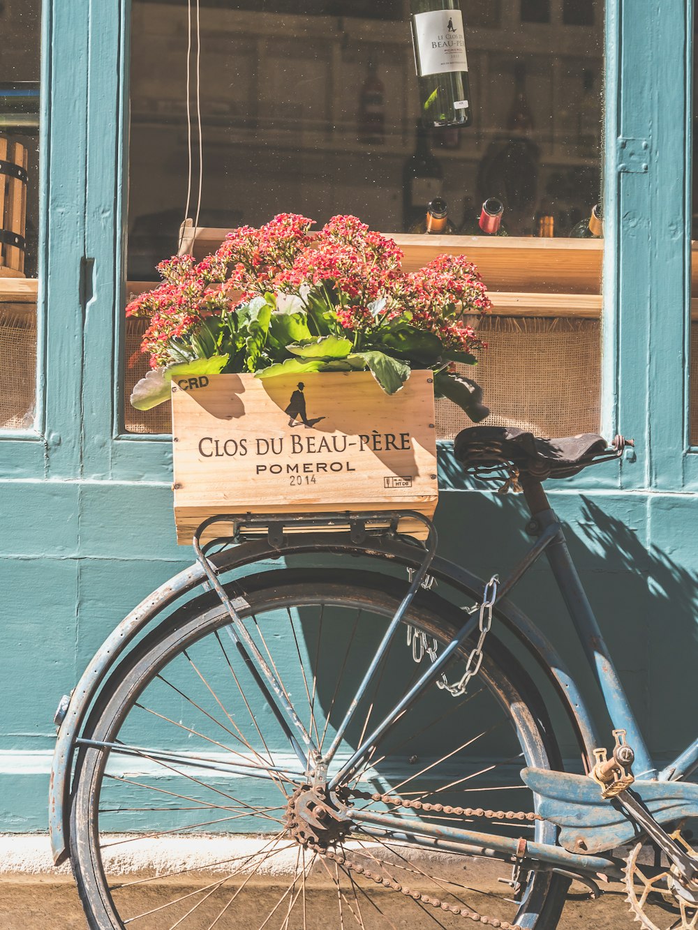 vélo noir avec des fleurs sur la fenêtre