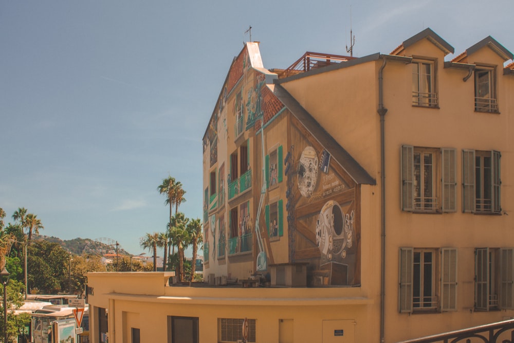 Bâtiment en béton brun sous le ciel bleu pendant la journée